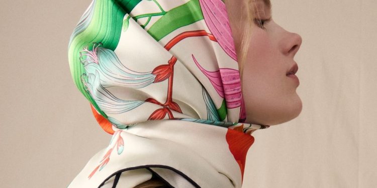 Nécessaire, lenço, raquete, bolsa, sandálias e cosméticos: sofisticação — Foto: Divulgação