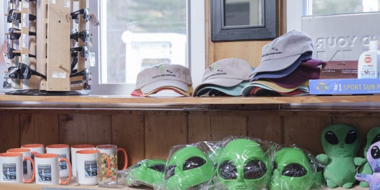 Um posto de gasolina em Lincoln, New Hampshire, vende lembrancinhas de temática alienígena em Lincoln, cidade onde houve relato abdução de casal por OVNIs — Foto: John Tully/The New York Times