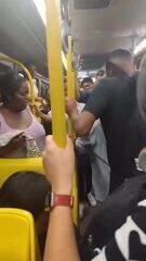 Idosa defeca em ônibus e é agredida por passageiro