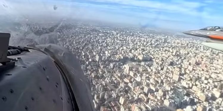 Os F-16 dinamarqueses sobrevoando Buenos Aires, imagem capturada da cabine de um dos pilotos. — Foto: Captura de tela/Youtube/Forsvaret