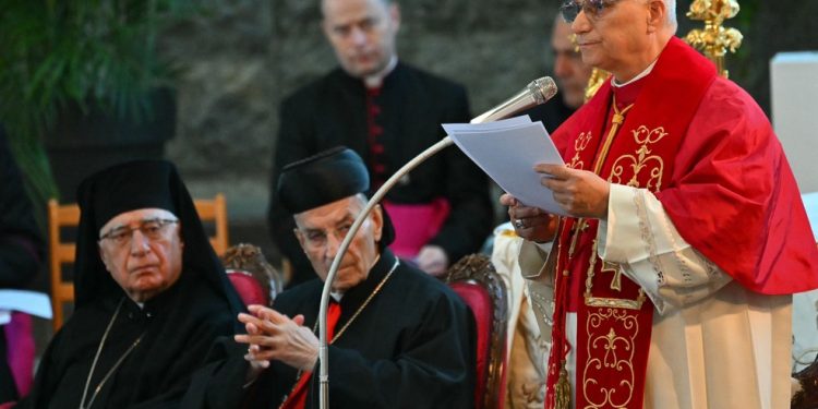 Papa Leão XIV discursa para a multidão durante um encontro com bispos e sacerdotes no santuário de Nossa Senhora do Líbano, em Harissa — Foto: ANDREAS SOLARO / AFP
