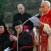 Papa Leão XIV discursa para a multidão durante um encontro com bispos e sacerdotes no santuário de Nossa Senhora do Líbano, em Harissa — Foto: ANDREAS SOLARO / AFP