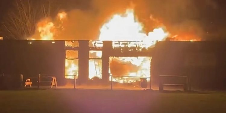O incêndio consumiu o famoso campo da cidade litorânea — Foto: Reprodução/Redes sociais/X/Gareth D