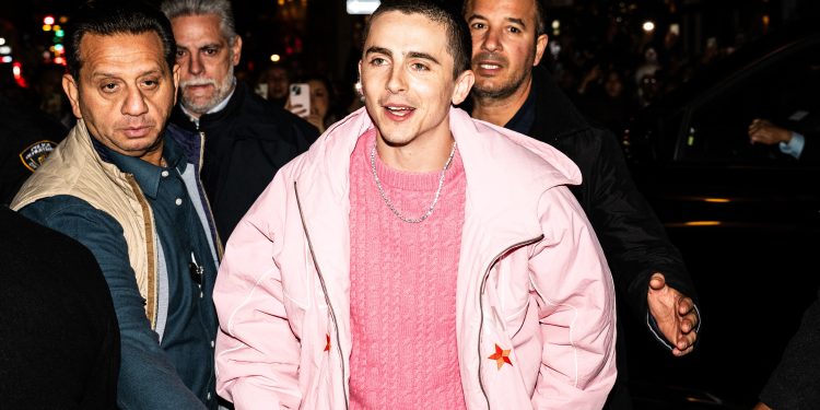 Jaquetas de Timothée Chalamet, pipoca personalizada, karaokê: por que os lançamentos de filmes viraram eventos?