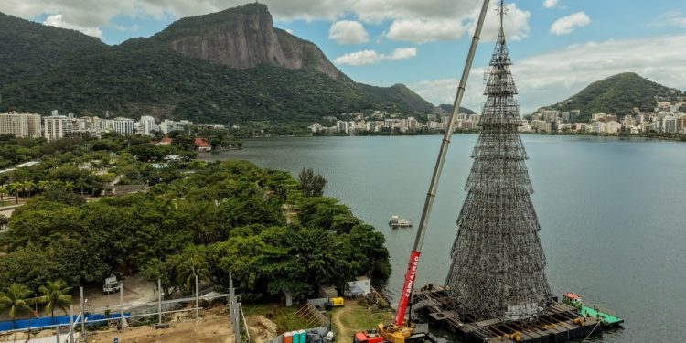 Montagem da Árvore de Natal da Lagoa — Foto: Gabriel de Paiva/ Agência O Globo