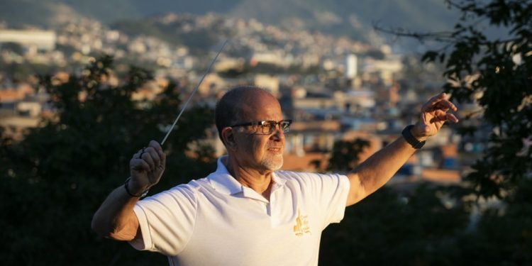 arlos Eduardo Prazeres, maestro e fundador da Orquestra Maré do Amanhã — Foto: Guito Moreto / Agência O Globo
