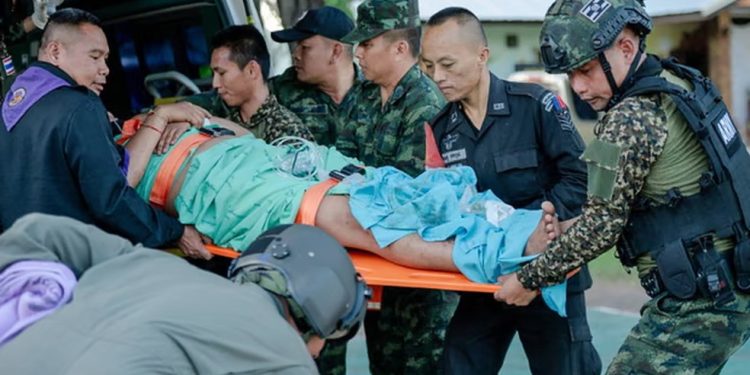 Um soldado tailandês ferido é levado para receber tratamento após confrontos na fronteira — Foto: Exército Real Tailandês/AFP