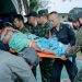 Um soldado tailandês ferido é levado para receber tratamento após confrontos na fronteira — Foto: Exército Real Tailandês/AFP