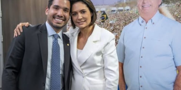 Michelle posta foto com André Fernandes e réplica de papelão de Jair Bolsonaro após crise no PL — Foto: Reprodução/Instagram