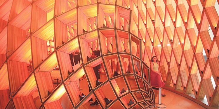 Visitantes percorrem o Museu do Amanhã, que completa 10 anos em 2025 — Foto: Custodio Coimbra