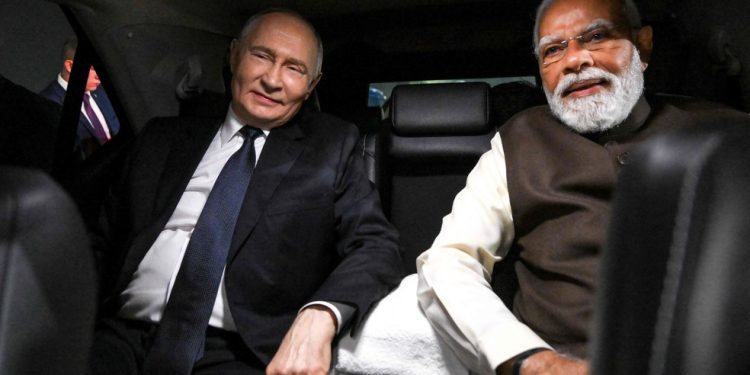 Presidente da Rússia, Vladimir Putin (E) ao lado do premier da Índia, Narendra Modi, em Nova Délhi — Foto: Grigory SYSOYEV / POOL / AFP