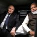 Presidente da Rússia, Vladimir Putin (E) ao lado do premier da Índia, Narendra Modi, em Nova Délhi — Foto: Grigory SYSOYEV / POOL / AFP