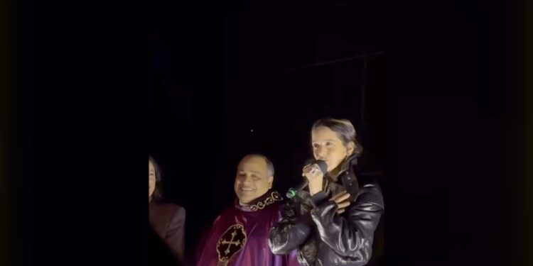 Padre Omar e a cantora Rosalía — Foto: Reprodução