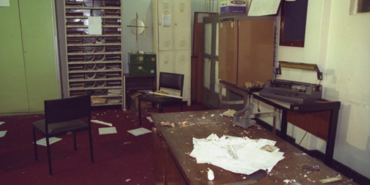 Sala onde bomba explodiu no Cefet, em 1998 — Foto: Paula Johas/Agência O GLOBO