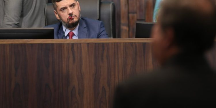 O medo ronda dos deputados estaduais do RJ na votação sobre o destino de Bacellar