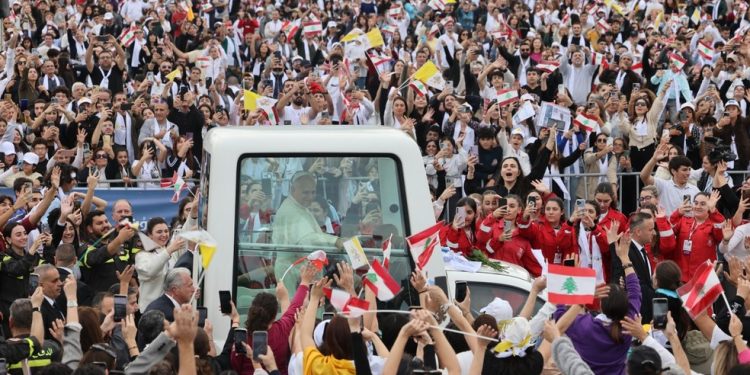 Cerca de 150 mil pessoas se reuniram na orla de Beirute para uma missa com o Papa Leão XIV na manhã de 2 de dezembro, o ponto alto da visita do líder católico à capital, onde ele transmitiu uma mensagem de esperança e paz — Foto: ANWAR AMRO/AFP