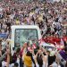Cerca de 150 mil pessoas se reuniram na orla de Beirute para uma missa com o Papa Leão XIV na manhã de 2 de dezembro, o ponto alto da visita do líder católico à capital, onde ele transmitiu uma mensagem de esperança e paz — Foto: ANWAR AMRO/AFP