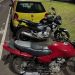 O Volkswagen Gol amarelo usado no transporte da droga, além de duas motocicletas, foi apreendido — Foto: Reprodução / Polícia Militar do Paraná