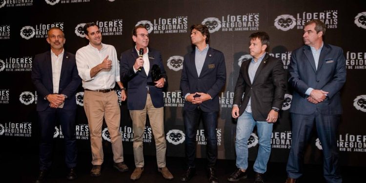 O deputado federal Pedro Paulo (PSD) recebeu seu prêmio das mãos de Eduardo Paes, que pediu a presença no palco do vice-prefeito Eduardo Cavaliere, do Presidente da Câmara de Vereadores do Rio Carlo Caiado, dos deputados estaduais Claudio Caiado e Guilherme Schelder — Foto: Renato Wrobel