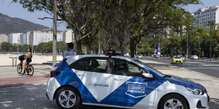Agentes do Segurança Presente na Praia de Botafogo: já são 58 bases em todo o estado — Foto: Márcia Foletto