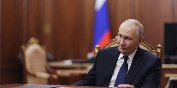 O presidente russo, Vladimir Putin, em reunião na segunda-feira, em Moscou — Foto: Gavriil Grigorov/AFP