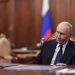 O presidente russo, Vladimir Putin, em reunião na segunda-feira, em Moscou — Foto: Gavriil Grigorov/AFP