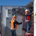 Funcionários realizam ajustes nas unidades de bateria solar da AES, no Chile — Foto: Ruth Fremson / NYT