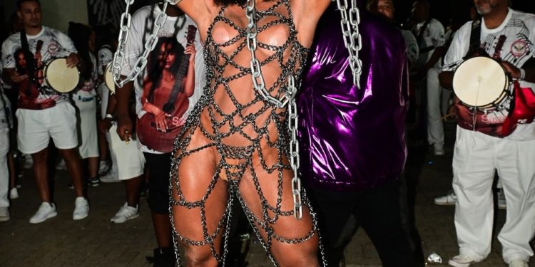 Savia David surpreendeu com figurino simbólico e desafio físico no carnaval — Foto: Divulgação