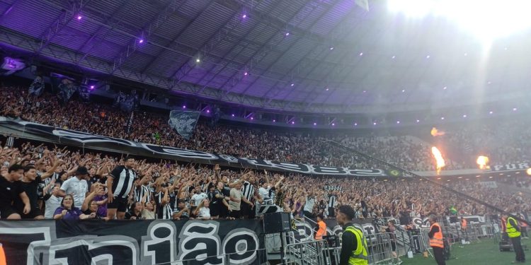 A torcida do Ceará na Arena Castelão — Foto: Vitor Seta