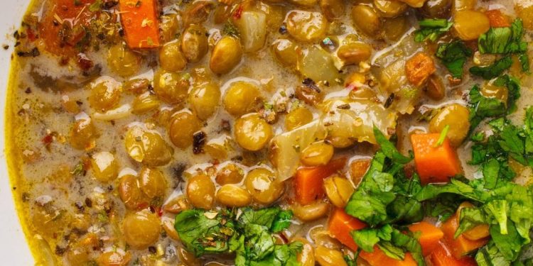 Receita para prosperidade: Saiba como preparar lentilha no iogurte com cúrcuma para o Ano Novo