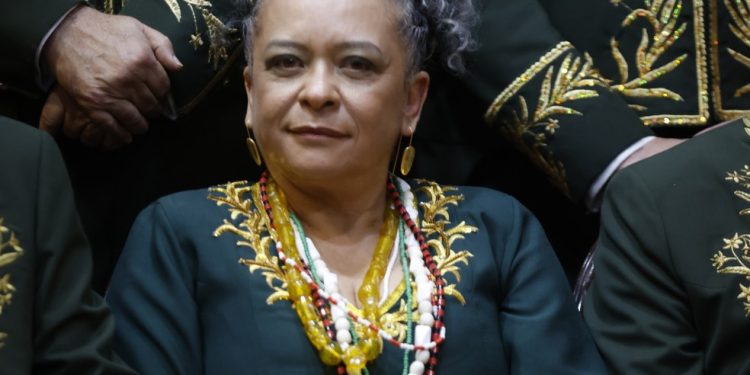 Ana Maria Gonçalves toma possa na ABL — Foto: Alexandre Cassiano