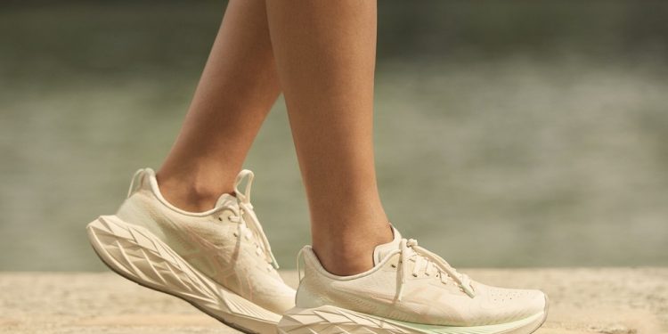 O modelo Novablast, da Asics, é considerado um dos tênis de corrida mais versáteis — Foto: Divulgação