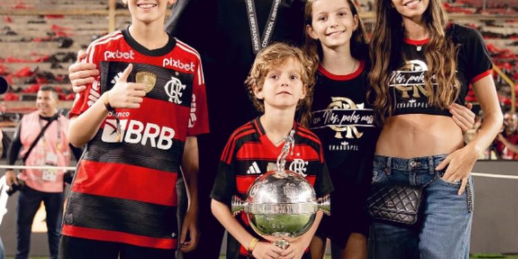 Patrícia Kasmirski e família na conquista da Libertadores de 2025 — Foto: Reprodução/Redes Sociais
