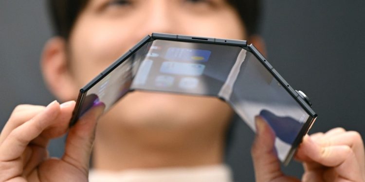 Galaxy Z TriFold: Samsung apresenta seu primeiro smartphone com tela dobrável tripla em edição especial — Foto: AFP