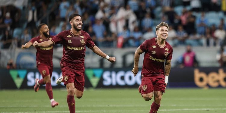 Nonato (E) e Soteldo comemorando um dos gols do venezuelano contra o Grêmio em duelo pelo Campeonato Brasileiro — Foto: Lucas Merçon / Fluminense
