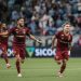 Nonato (E) e Soteldo comemorando um dos gols do venezuelano contra o Grêmio em duelo pelo Campeonato Brasileiro — Foto: Lucas Merçon / Fluminense