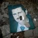 Retrato do ditador deposto da Síria, Bashar al-Assad, jogado em rua de Latakia — Foto: Ozan KOSE / AFP