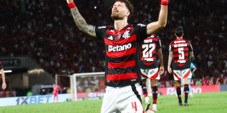 Léo Pereira comemora gol marcado contra o Santos — Foto: Gilvan de Souza/Flamengo