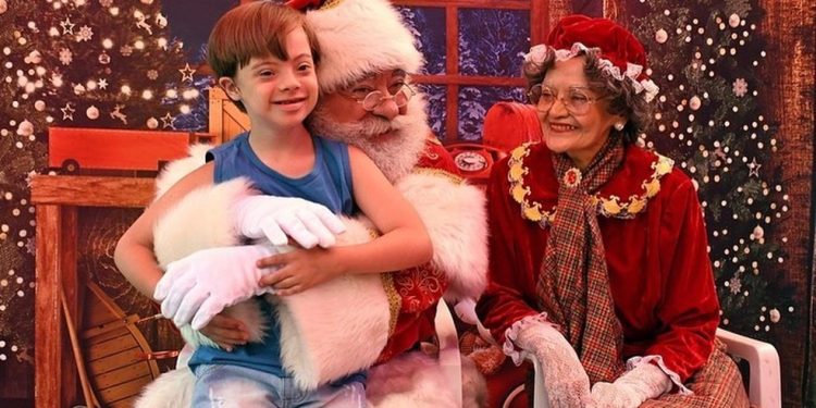 Papai Noel, Mamãe Noel e uma das crianças na Praça Afonso Pena — Foto: Divulgação