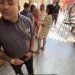 Casal gay é repreendido em Mercadão de SP por causa de abraço; segurança é demitido