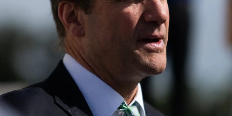 O deputado Jim Himes, de Connecticut, principal democrata do Comitê de Inteligência da Câmara, alertou sobre as repercussões negativas dos ataques dos EUA — Foto: Tierney L. Cross/New York Times