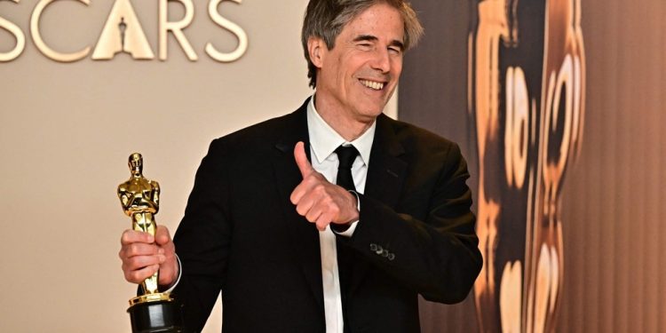 Walter Salles com o Oscar ganho por 'Ainda estou aqui' — Foto: Frederic J. Brown / AFP/ 02/03/2025