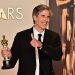 Walter Salles com o Oscar ganho por 'Ainda estou aqui' — Foto: Frederic J. Brown / AFP/ 02/03/2025