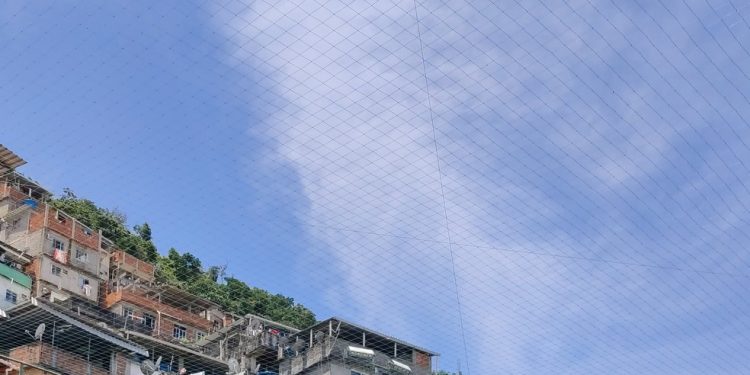 Comunidade. Alunos se reúnem na quadra do Solar Meninos de Luz — Foto: Divulgação/Solar Meninos de Luz