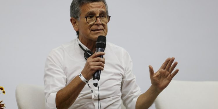 O colombiano Hugo Acero, um dos principais nomes da segurança na América Latina, abriu o encontro — Foto: Fabiano Rocha