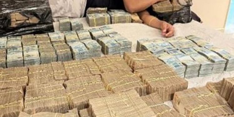 Ex-deputado TH Joias é acusado pelo MPF de ligação com o CV. Na foto, o dinheiro que seria do tráfico, que TH teria trocado por dólares — Foto: Divulgação/MPF