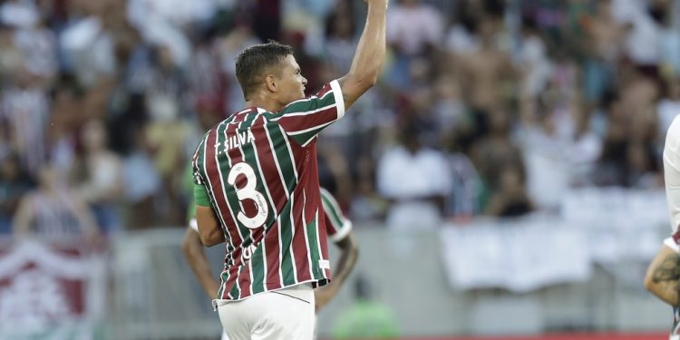 Thiago Silva comemora gol de cabeça em Fluminense x Bahia — Foto: Marcelo Theobald/Agência O Globo