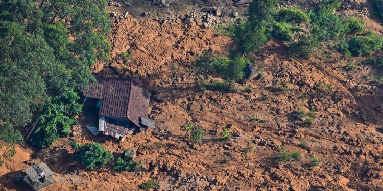 Casa afetada por um deslizamento de terra em Nuwara Eliya, no Sri Lanka em 2 de dezembro — Foto: ISHARA S. KODIKARA / AFP