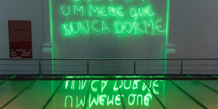'O Brasil é o meme que nunca dorme': arte no CCBB — Foto: Guilherme Carrara/Divulgação