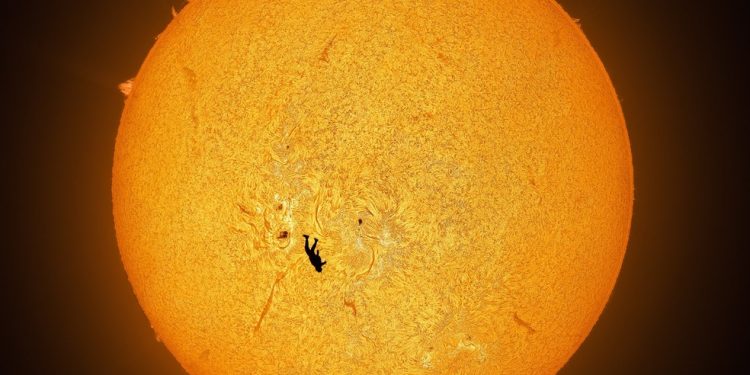 Fotógrafo captura captura paraquedista em queda livre contra o Sol — Foto: Instagram/Andrew McCarthy